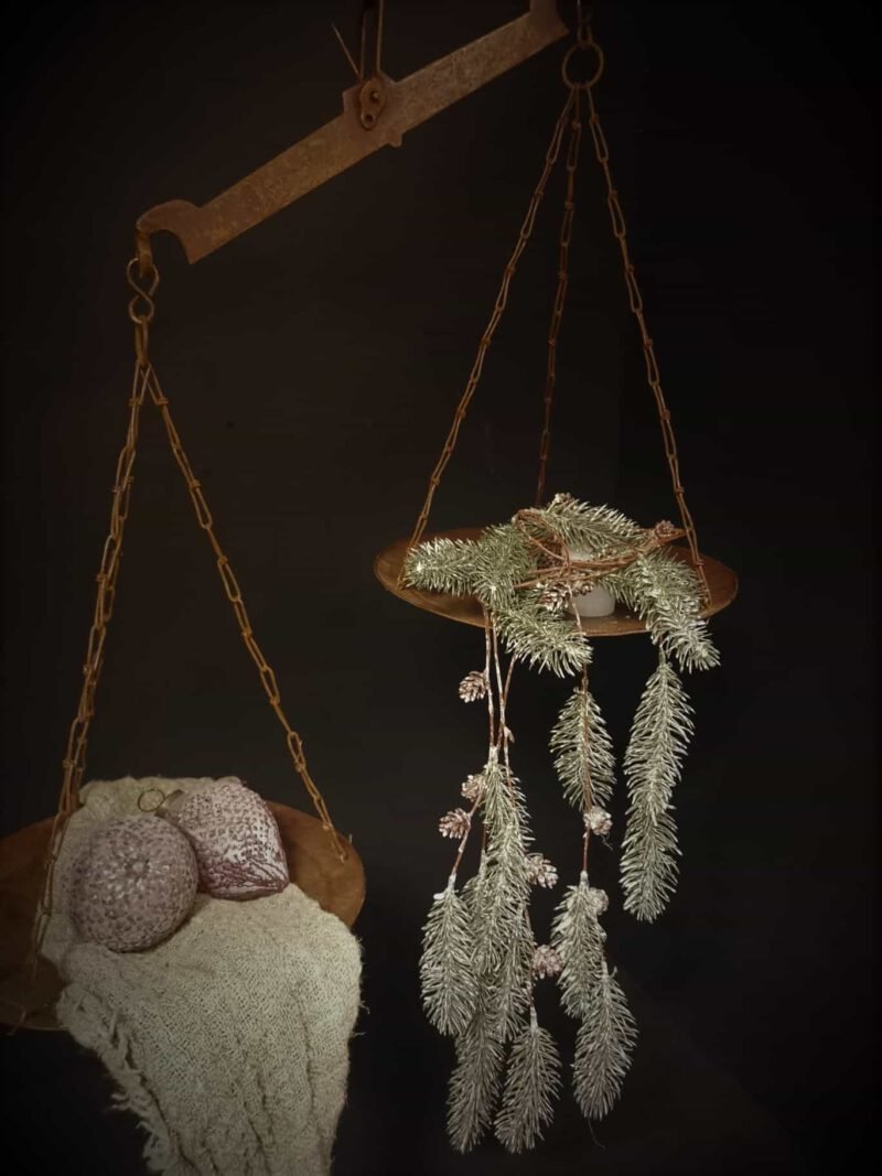 Roestige metalen weegschaal ketting